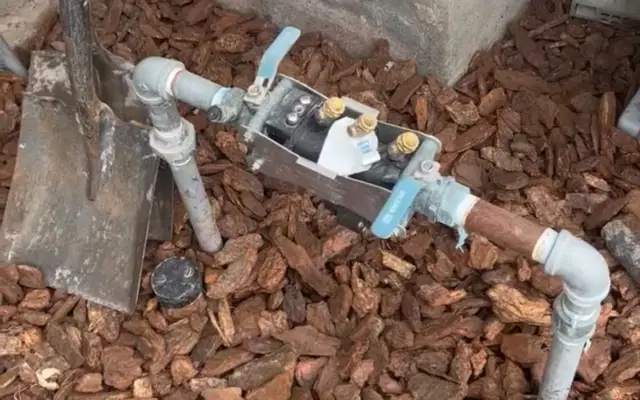 backflow valve with two pipes on each side